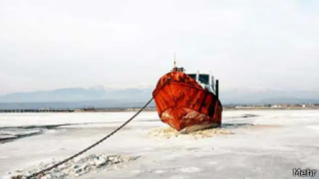 یازده رود آب شیرینی که به دریاچه ارومیه سرازیر بوده به علت سدهایی که در مسیر رودخانه ها ساخته شده، مسدود شدهاند