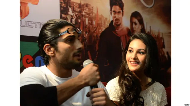 प्रतीक बब्बर और अदाकारा अमाइरा दस्तूर