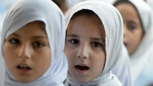 اکنامک سروے آف پاکستان کے مطابق پاکستان میں سنہ 2006 سے 2012 کے درمیان پرائمری سکولوں کی تعداد میں تقریباً پانچ ہزار تک کی کمی کی گئی