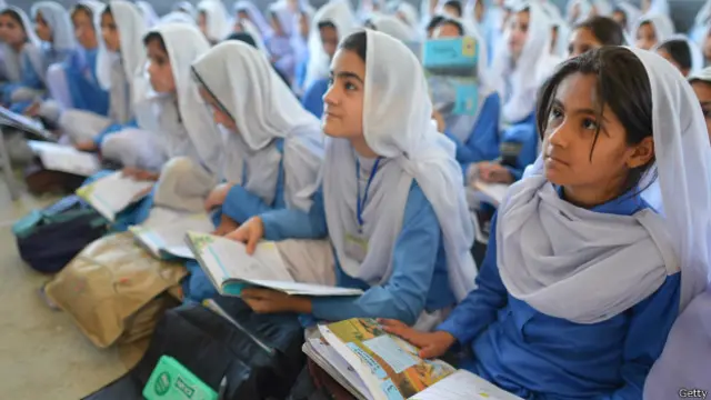 یونیسکو کی تازہ رپورٹ، ایڈیوکیش فار آل گلوبل مانٹرنگ رپورٹ کے مطابق، پاکستان اپنے بجٹ کے دس فیصد تعلیم کے شعبے پر خرچ کرتا ہے