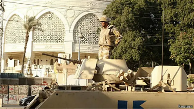 Militar egípcio guarda entrada de Palácio Presidencial em um tanque, no Cairo (Reuters)