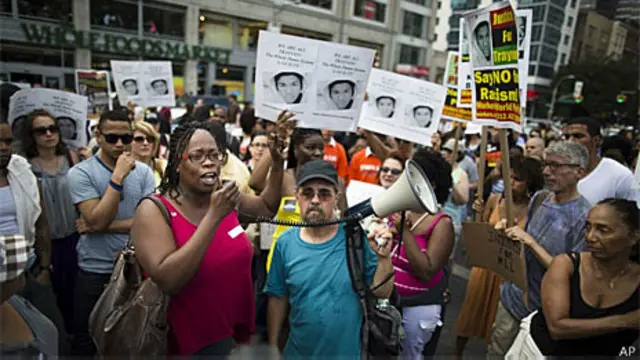 Manifestantes em Nova York carregaram fotos de Trayvon Martin (AP)