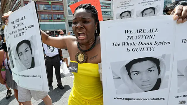 抗议者高举马丁的照片。