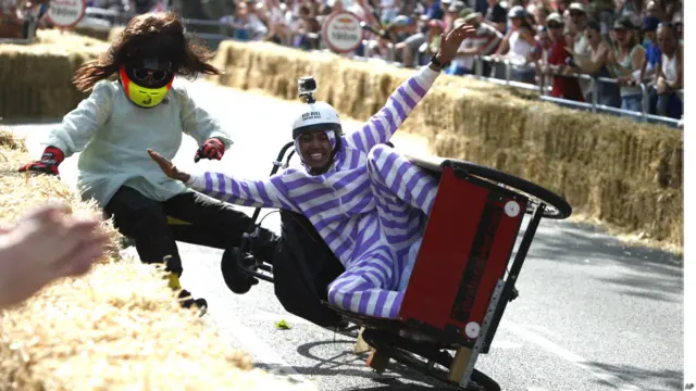 प्रतियोगिता में सभी का सफर आसान नहीं था. गति संभाल नहीं पाने के कारण कई वाहन लड़खड़ा गए.