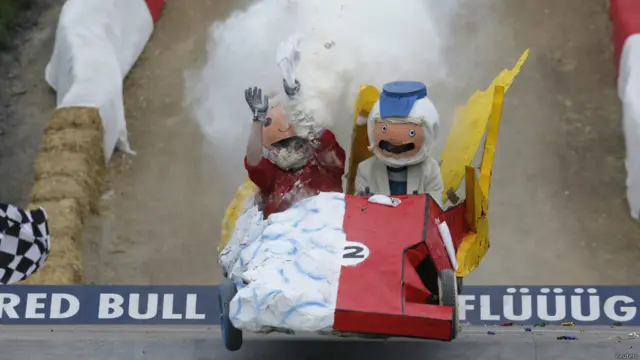 एक प्रतिभागी ने गुलाल की तर्ज पर आटा उड़ाकर दौड़ पूरी करने की खुशी मनाई.