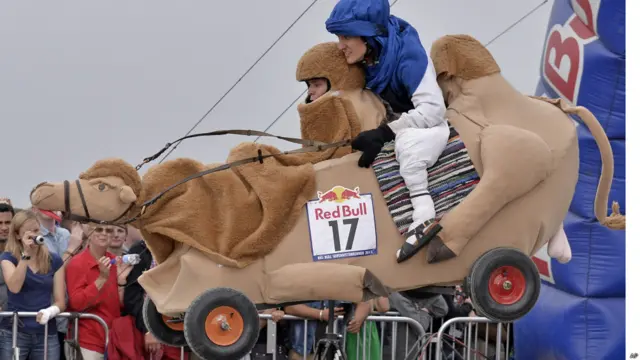 प्रतियोगिता में ऊँट, बैल और बिल्ली सहित कई जानवरों की तरह दिखने वाले सोपबॉक्स शामिल हुए.