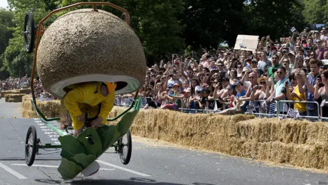 करीब 500 मीटर लंबी इस रेस को देखने के लिए 40,000 से अधिक लोग आए. 