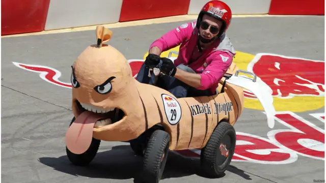 14 जुलाई को आयोजित इस रेस के दौरान कई अनोखे वाहनों ने दर्शकों का मन मोह लिया.