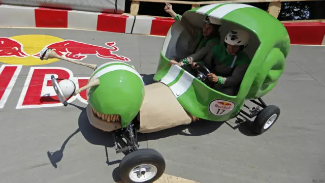 पेरिस में आयोजित रेडबुल सोपबॉक्स रेस में प्रतिभागियों ने बिना किसी इंजन के 500 मीटर की तय की.