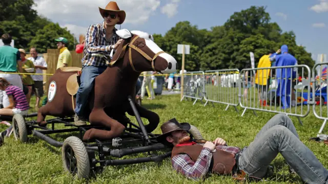 पेरिस में प्रतिभागी अपनी बारी का इंतजार करते हुए. 