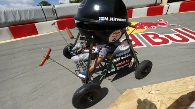 फिनलैंड के मिक्को हीरवोनेन अपने विचित्र वाहन के साथ. 