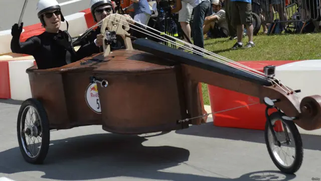 पेरिस सोपबॉक्स रेस में वाइलन के आकार के इस वाहन को खूब वाहवाही मिली.