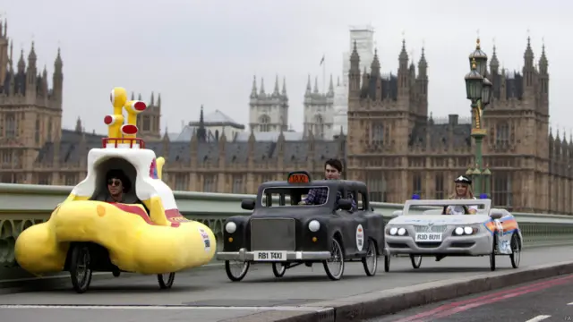 रेड बुल सोपबॉक्स रेस से पहले वाहनों की टेस्ट ड्राइव का नजारा.