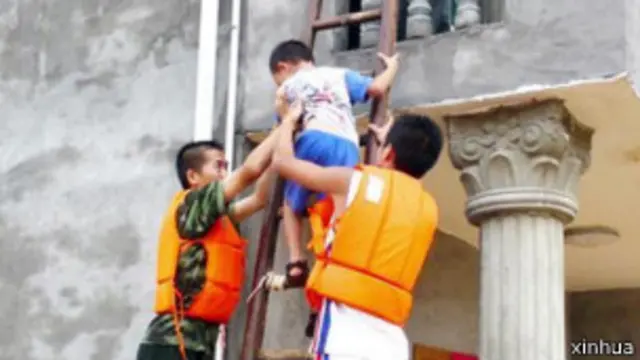 救援人员帮助儿童脱险