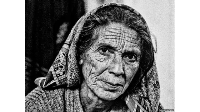 फ़ोटोग्राफर रॉनी सेन ने अपने कैमरे के माध्यम मे राहत शिविर में रह रहे उत्तराखंड के बाढ़ प्रभावितों का जायजा लिया. 70 साल की कौशल्या चौहान का गांव इस बाढ़ में बह गया. उनका कहना है, “मैं इस तरह नहीं रह सकती. काश मैं अपने गांव में ही मर जाती.”