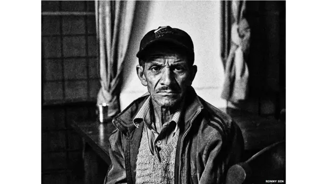 52 साल के कंचन सिंह ने नया मकान बनाने के लिए दस लाख का लोन लिया था. मई में ही वो अपने नए घर में गए थे लेकिन जून में आई बाढ़ में उनका मकान बह गया.