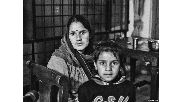 32 साल की सीमा सिंह का परिवार बाढ़ में बच गया लेकिन उन्हें अपने बच्चों के भविष्य की चिंता है.

