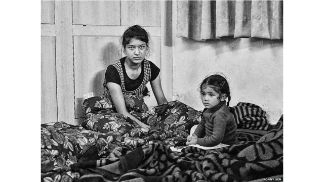 हाई स्कूल की छात्रा मनीषा चौहान का घर बाढ़ में बह गया है और वो भविष्य को लेकर निश्चित नहीं हैं. मनीषा और उनकी चचेरी बहन अदिति इन दिनों 40 अन्य महिलाओं के साथ एक कमरे में रह रही हैं.