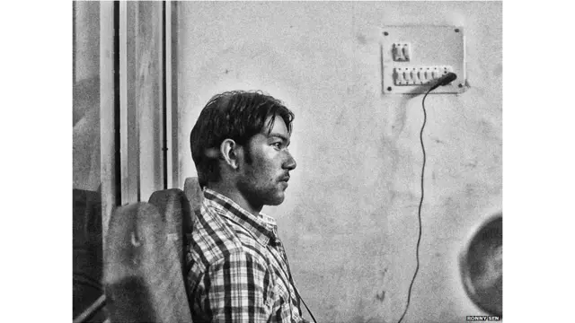 भूपेन्द्र सिंह चौहान एक फ़ोटोग्राफर और टूरिस्ट गाइड का काम करते हैं. उन्हें आशंका है कि इस आपदा के बाद पर्यटक उत्तराखंड से दूर रहेंगे और उनकी आजीविका प्रभावित होगी.