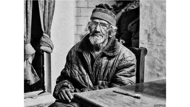 63 साल के प्रहलाद सिंह बीमार हैं और उनकी आंखें भी कमजोर हैं. सेना के हेलीकॉप्टर ने उनकी जान बचाई. उनका कहना है, “मैंने अपनी जिंदगी में कभी भी इतनी भीषण तबाही नहीं देखी है.”