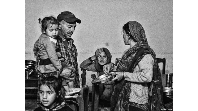 बसावर सिंह एक गांव में पोस्टमास्टर थे जो अब बह चुका है. उनकी पत्नी को चिंता है कि उनके आगे की गुजर बसर कैसे होगी.