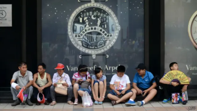 在北京一家奢侈品商店外歇腳的普通市民