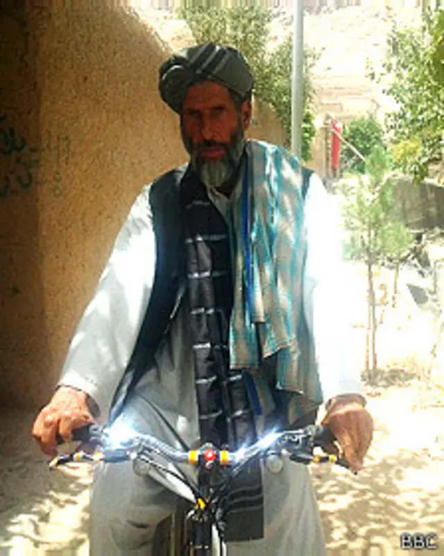 امیر محمد له دې سره چې یو ښوونکی پاتې شوی، له تېرو دوولسو کلونو راهیسې د کندهار ښار هوټلونو کې اشپزي هم کوي.