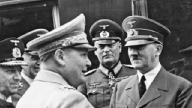 Adolf Hitler đã xóa hiến pháp của Cộng hòa Weimar để lập ra chế độ phát- xít
