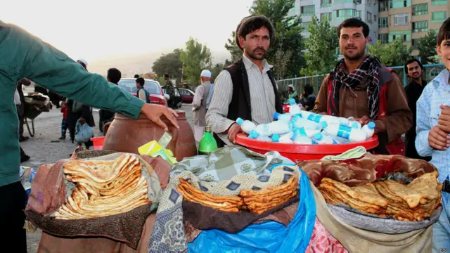 د کابل سړکونو غاړې ته تیار خواړه پلورل کېږي.