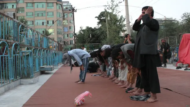 له روژه ماتې وروسته په نژدې مناسب ځای کې د ماښام لمونځ ادا کېږي.