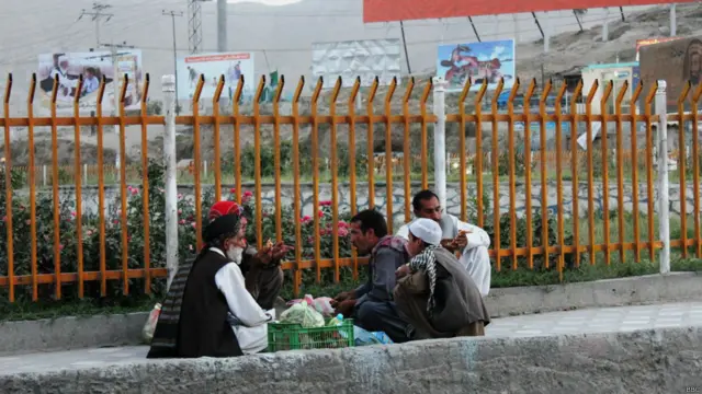 د ماښام له اذان سره سم په هره ځای کې د روژه ماتې لپاره چمتو والی لیدل کېږي.