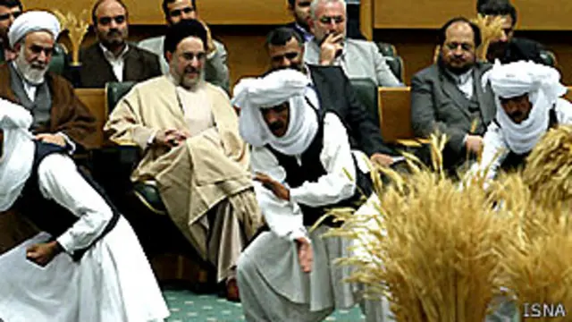 محمد خاتمی در آخرین سال زمامداری خود 'جشن شکرگزاری خودکفایی گندم' برگزار کرد