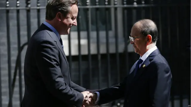 သမ္မတ ဦးသိန်းစိန်ကို ဗြိတိန် ဝန်ကြီးချုပ် ဒေးဗစ် ကင်မရွန်းက အမှတ် ၁၀ ဒေါင်းနင်းလမ်း ဝန်ကြီးချုပ်နေအိမ်မှာ လက်ခံ တွေ့ဆုံ။