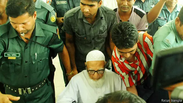 আদালত প্রাঙ্গণে গোলাম আযম