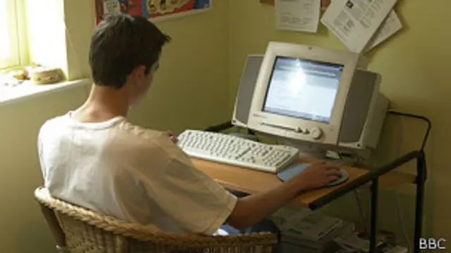 Человек за компьютером