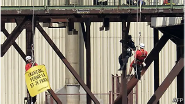 La policía aprehende a los activistas colgados de las vigas