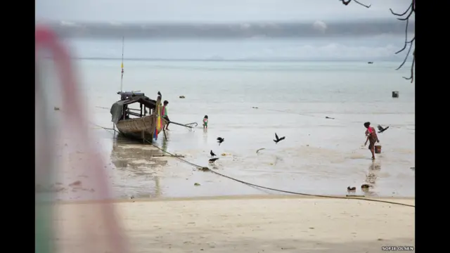 Dəniz kənarındakı uzun gövdəli qayıq. 