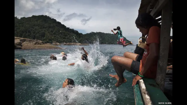 Mokenlər qayıqdan dənizə tullanırlar. 