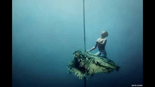 Moken palma yarpaqlarının bağlaması üzərində oturur