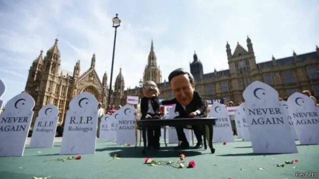 Sejumlah pengunjuk rasa di dekat Downing Street