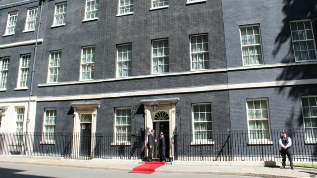 သမ္မတ ဦးသိန်းစိန်ကို ကော်ဇောနီခင်း ကြိုဆိုခဲ့တာ လည်း ဖြစ်ပါတယ်။