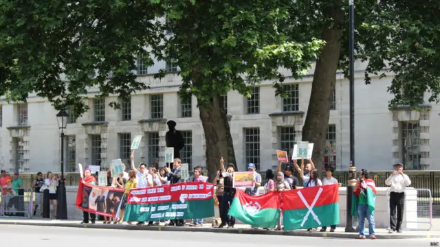 ဝန်ကြီးချုပ် ခြံဝင်း အပြင်ဘက်မှာတော့ မြန်မာ့ အရေး လှုပ်ရှားသူ တချို့က သမ္မတကို ကန့်ကွက် ဆန္ဒပြခဲ့ကြပါတယ်။