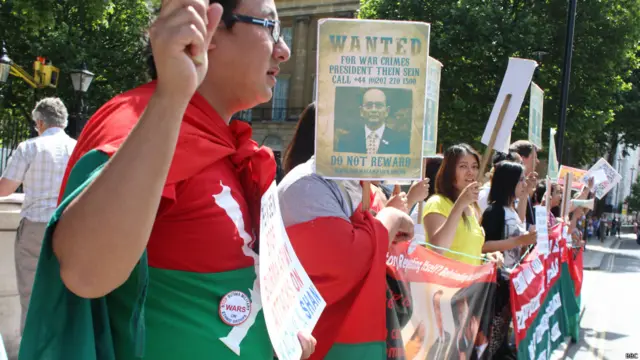 ဆန္ဒပြသူတွေက မြန်မာ့ နိုင်ငံရေးမှာ all inclusive ဆိုတဲ့ အာလုံး ပါဝင်ရေး အတွက် တောင်းဆိုခဲ့ကြပါတယ်။