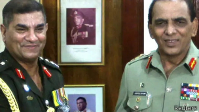 जनरल कियानी के साथ श्रीलंकाई सेनाध्यक्ष