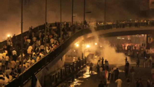 استخدمت قوات الأمن المصرية الغاز المسيل للدموع لتفريق مسيرة لمؤيدي مرسي