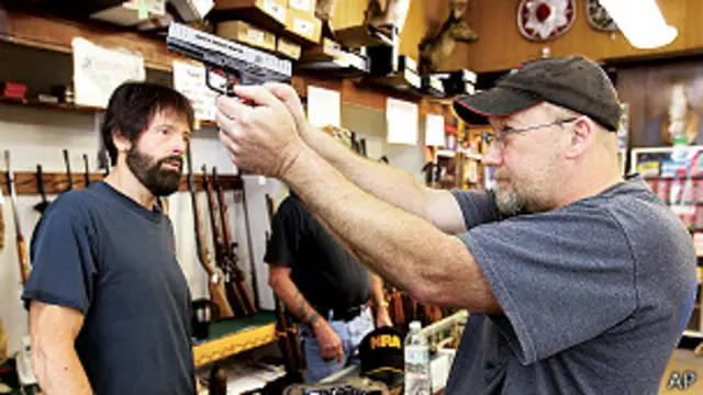 hombre compra un arma en una tienda de Texas