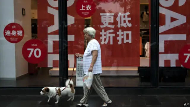 北京某商场外的妇女(15/07/2013)