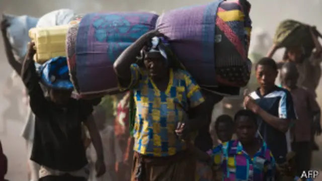 Congoleses deixando a periferia de Goma no dia 15 de julho | Foto: AFP