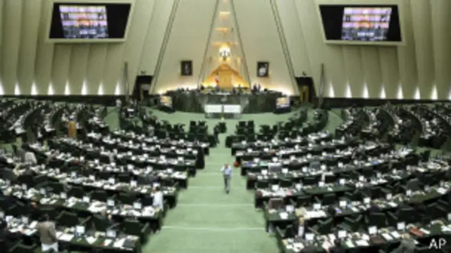 دو فوریت این طرح که به امضای ۲۱ نفر از نمایندگان رسیده بود، امروز (سه شنبه ۲۵ مهر) با ۱۷۸ رأی موافق و ۳۱ رأی مخالف به تصویب رسید.