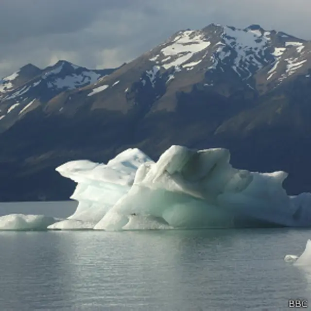 Iceberg en el parque nacional Los Glaciares en Patagonia